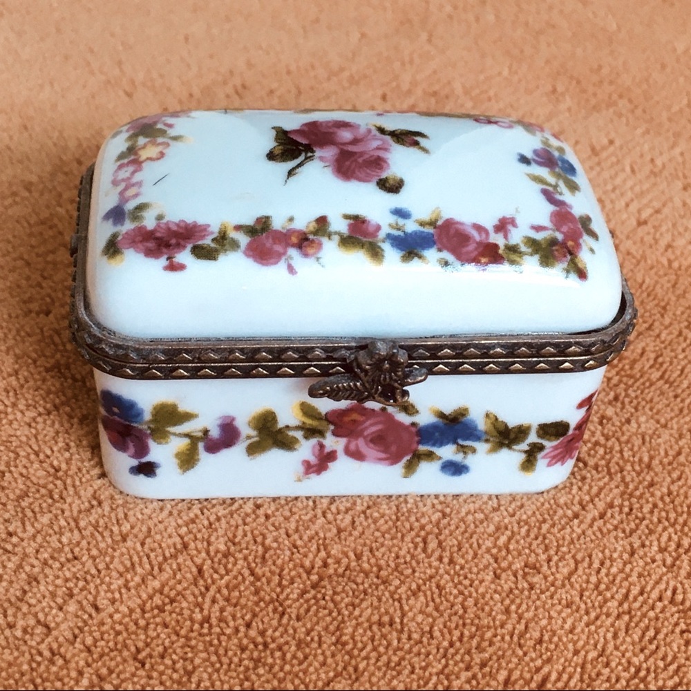 Vintage porcelain trinket box